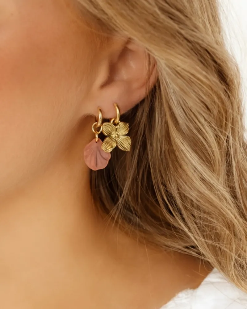 Finaste Oorringetjes met roze blaadje goudkleurig New