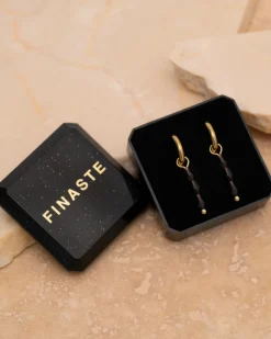 Finaste Oorringetjes triple dark stones goudkleurig Sale