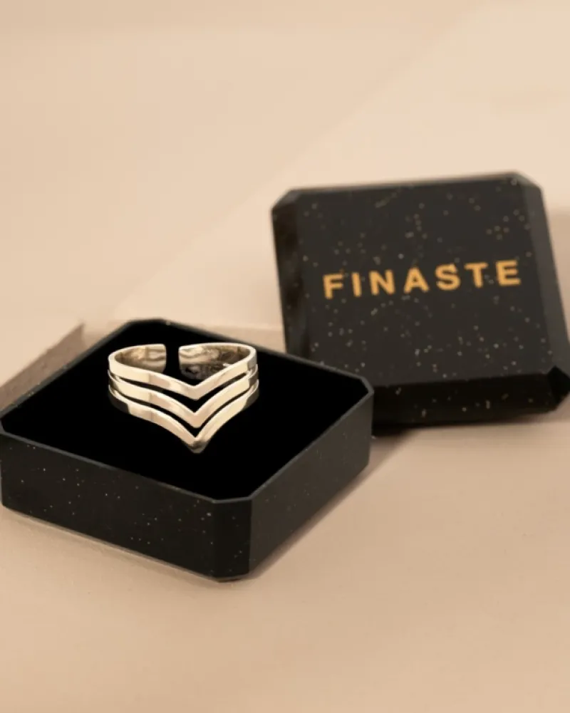 Finaste Ring triple V Online