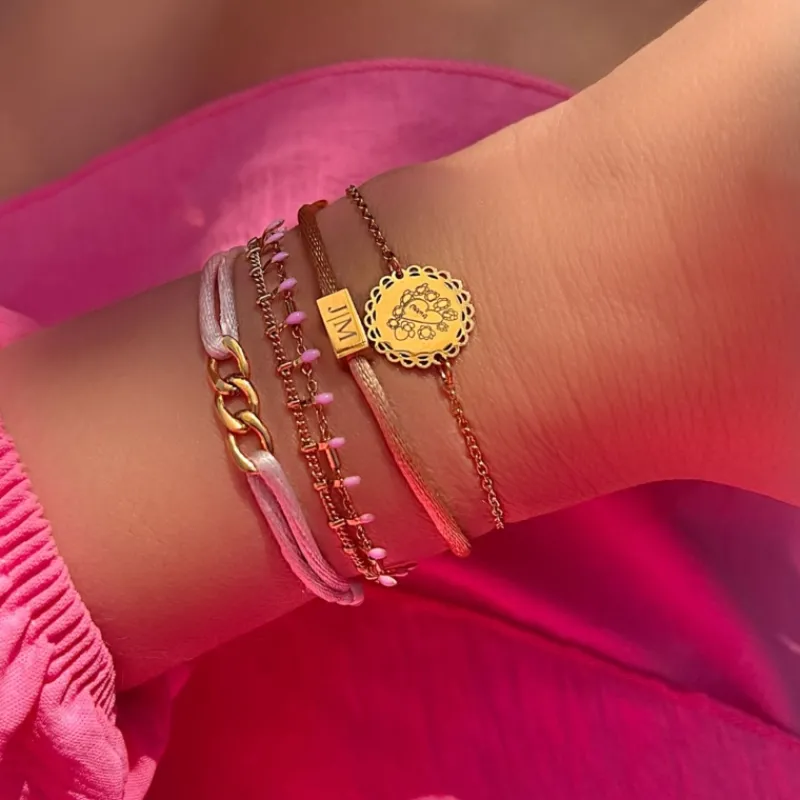 Finaste Satin initial armbandje nude gold plated Online
