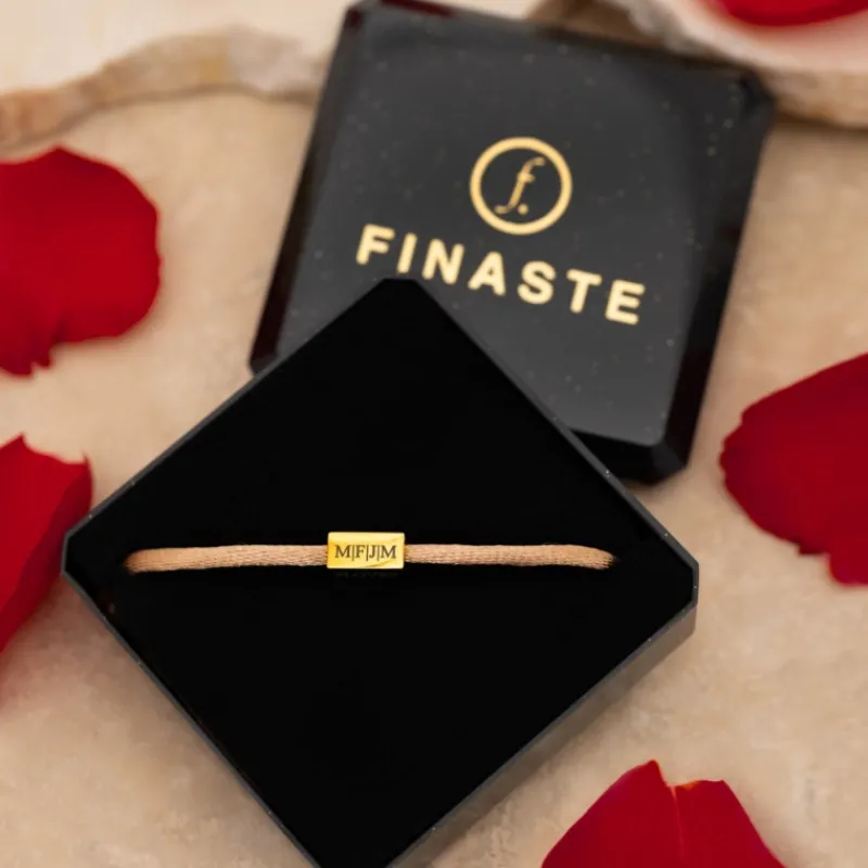 Finaste Satin initial armbandje nude gold plated Online