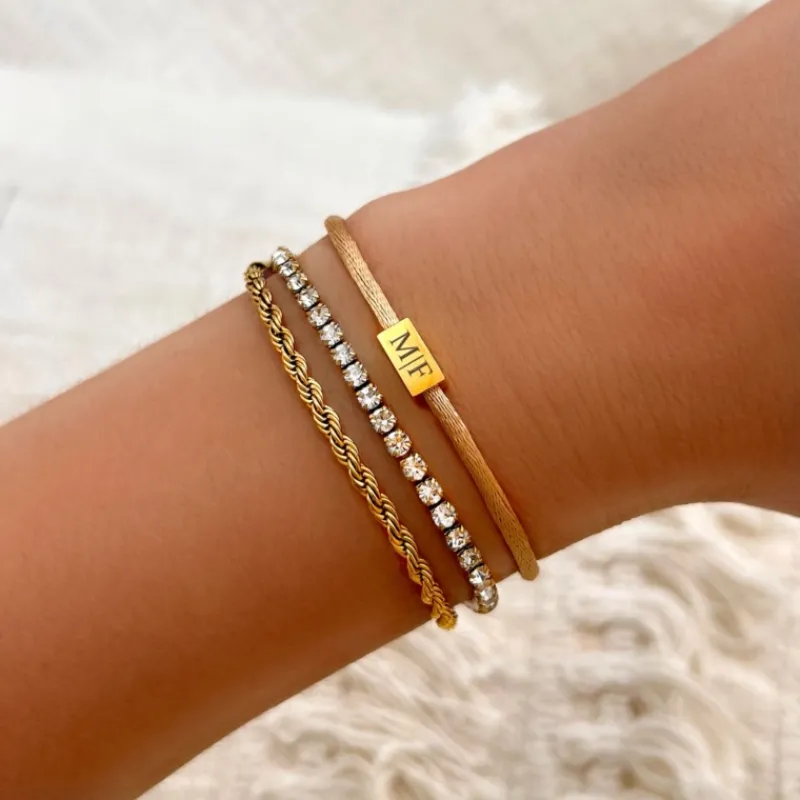 Finaste Satin initial armbandje nude gold plated Online