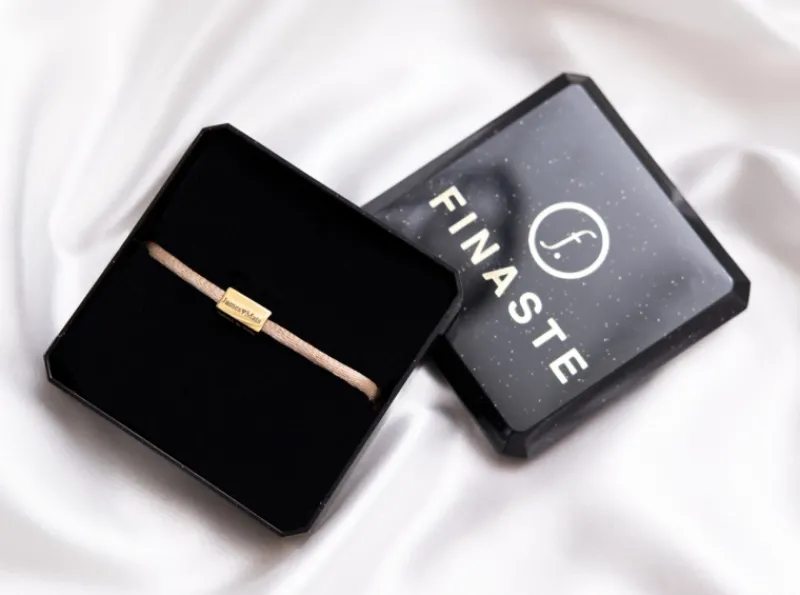 Finaste Satin initial armbandje nude gold plated Online