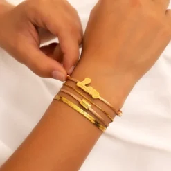 Finaste Satin initial armbandje nude gold plated Online