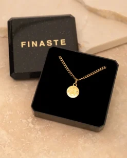 Finaste Shiny initial ketting goudkleurig New
