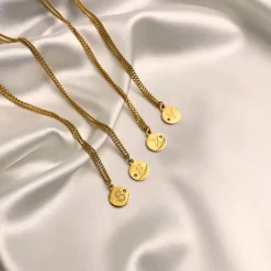 Finaste Shiny initial ketting goudkleurig New