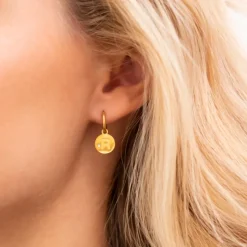 Finaste Shiny initial oorbellen goudkleurig Outlet