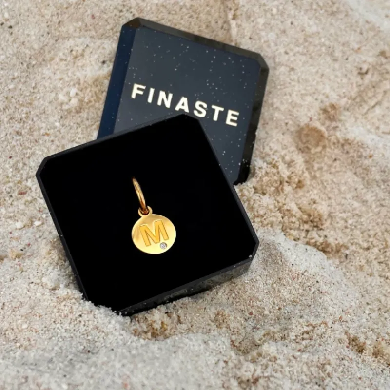 Finaste Shiny initial oorbellen goudkleurig Outlet